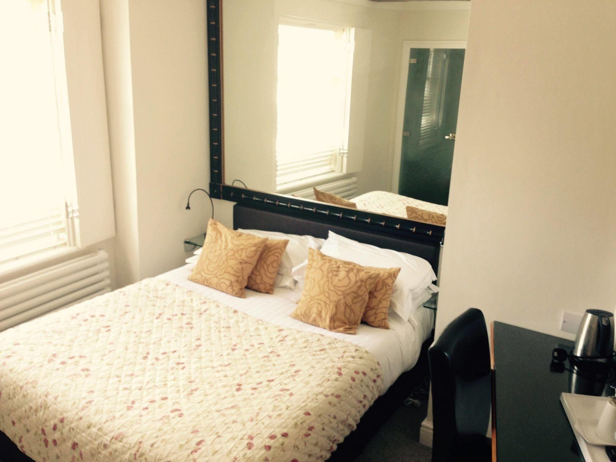 אפינג The Bell Hotel מראה חיצוני תמונה